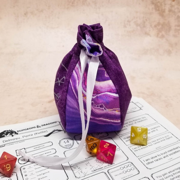 Plain front small dice bag with patterned sides.